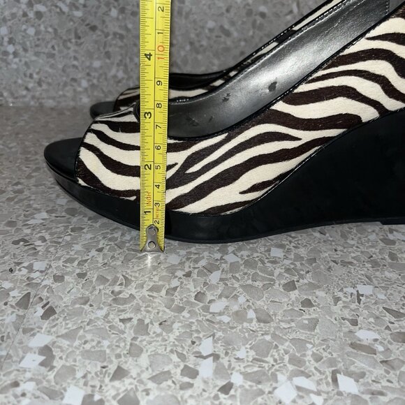 Bandolino Zebra Striped Peep Toe Wedge Heel Womens 11M Leather Fur Minor Flaws - Picture 13 of 16